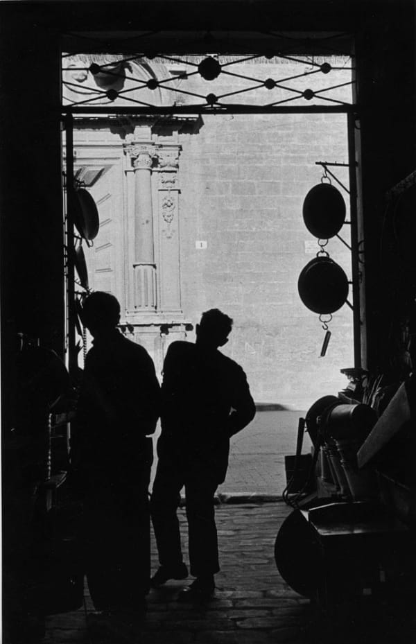 Sabine Weiss Rue de Provence, Paris Tirage gélatino-argentique d'époque réalisé par l'artiste 29 x 18 cm Dim. papier: 29 x 18 cm
