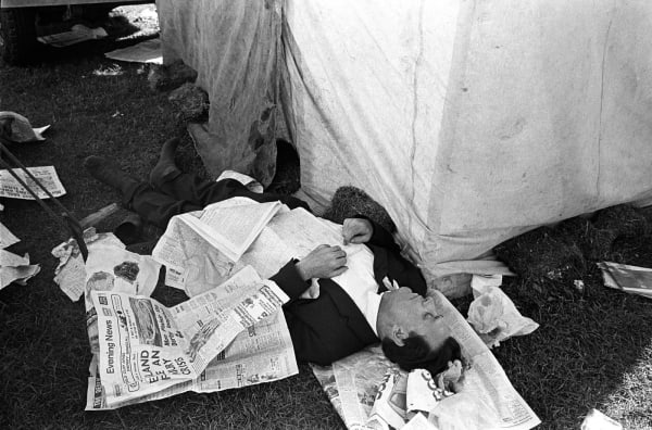 Homer Sykes Derby Day annual horse race, sleeping off an alcoholic afternoon, Epsom Downs, Surrey Tirage gélatino-argentique postérieur sur papier Ilford Multigrade Warm Tone 35 x 23,5 cm Dim. papier: 30 x 40 cm