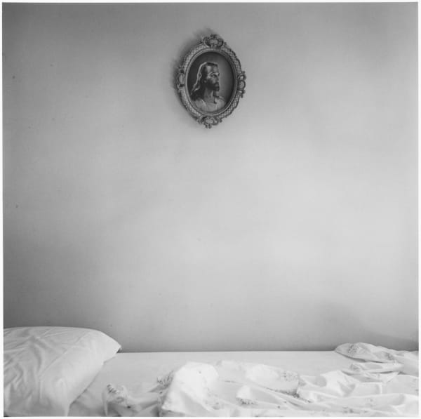 Tom Arndt Aunt Fuds Bed, Fergus Falls Tirage gélatino-argentique postérieur, réalisé par l'artiste 23,9 x 23,9 cm Dim. papier: 27,9 x 35,3 cm