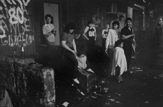 Tom Arndt Family group, 4th of July, New York, Little Italy Tirage gélatino-argentique postérieur, réalisé par l'artiste 30 x 44,4 cm Dim. papier: 40 x 50 cm