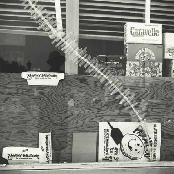 Vivian Maier Self-portrait, Chicago area Tirage gélatino-argentique, posthume 30 x 30 cm Dim. papier: 40 x 50 cm