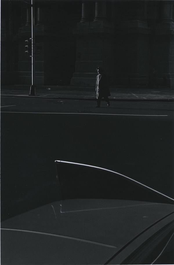 Ray K. Metzker City Square, Early Philadelphia Tirage gélatino-argentique postérieur, réalisé par l'artiste 14,9 x 22,6 cm Dim. papier: 20,2 x 25,4 cm