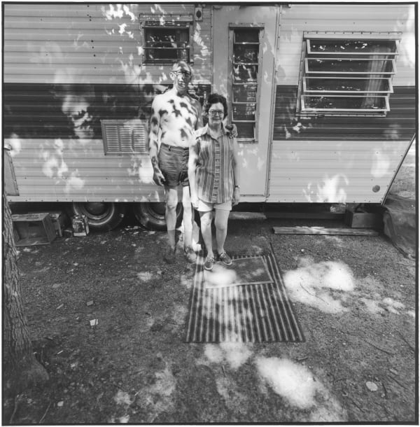 Tom Arndt Couple at their mobile camper, Southerns Minnesota Tirage gélatino-argentique postérieur, réalisé par l'artiste 25,3 x 25,7 cm Dim. papier: 27,9 x 35,3 cm