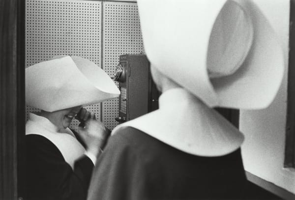Sabine Weiss, Au salon des arts Ménagers, Grand Palais, Paris, 1956