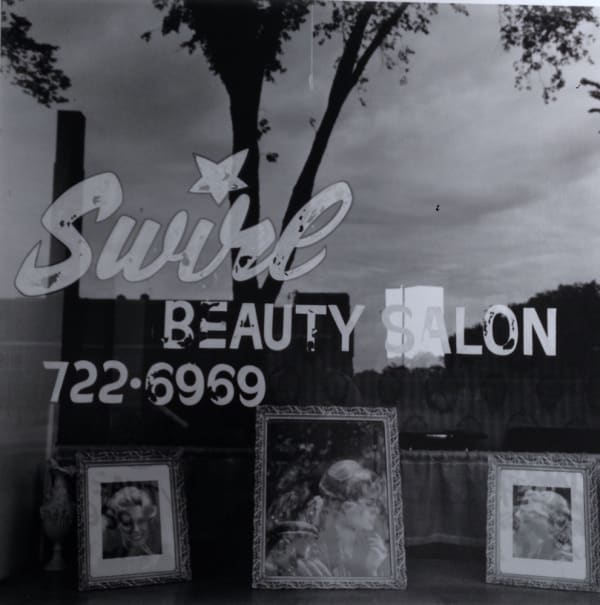 Tom Arndt Swirl Beauty Salon, Minneapolis Tirage gélatino-argentique postérieur, réalisé par l'artiste 35 x 35 cm Dim. papier: 40,4 x 50,4 cm