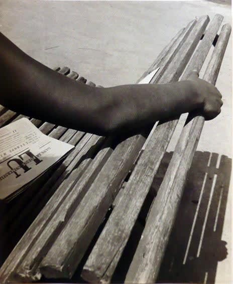 Jean Moral Août 1931 Tirage gélatino-argentique d'époque 27,2 x 22,2 cm 10.63 x 8.66 in Dim. papier: 27,2 x 22,2 cm