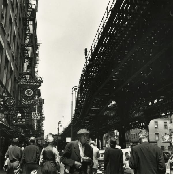 Berenice Abbott Under the El at the Bowery, New York Tirage gélatino-argentique postérieur 26,9 x 26,6 cm Dim. papier: 44,4 x 40,6 cm