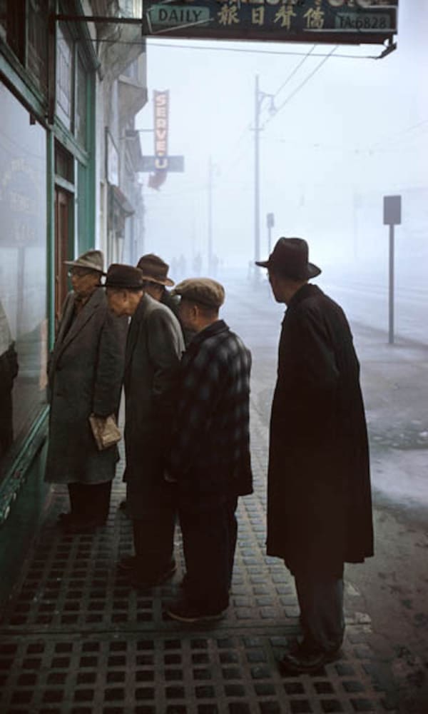 Fred Herzog Newspapers Readers Tirage pigmentaire sur papier archive 46 x 30,5 cm Dim. papier: 50,5 x 35,5 cm