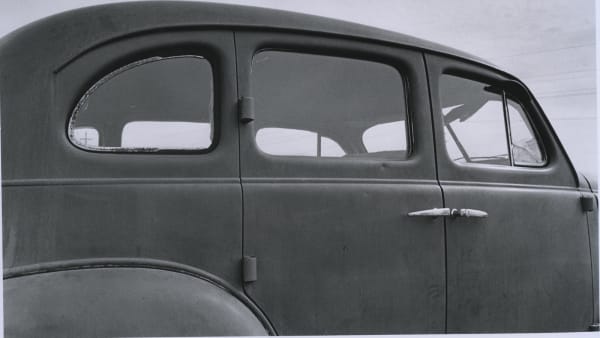Tom Arndt Old car in Farmyard, Minnesota Tirage gélatino argentique d'époque réalisé par l'artiste 25 x 16,5 cm Dim. papier: 27,9 x 35,3 cm