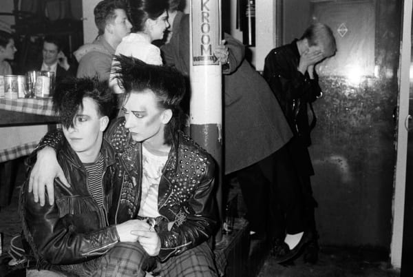 Homer Sykes George O'Dowl as Boy George at the Blitz Club, Covent Garden, London Tirage gélatino-argentique postérieur sur papier Ilford Multigrade Warm Tone 35 x 23,5 cm Dim. papier: 30 x 40 cm