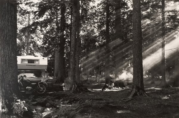 Tom Arndt Camping, Yellow Stone national Park Tirage gélatino-argentique d'époque, réalisé par l'artiste 22,8 x 34,2 cm Dim. papier: 35,8 x 42,8 cm