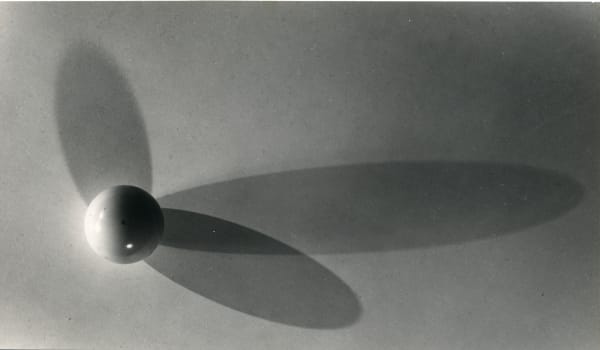 Berenice Abbott Elliptical shadows Tirage gélatino-argentique d'époque 19,3 x 11,2 cm