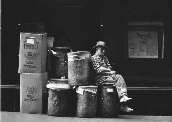 Sabine Weiss New York Tirage gélatino-argentique d'époque réalisé par l'artiste 22,1 x 28,6 cm Dim. papier: 22,1 x 28,6 cm