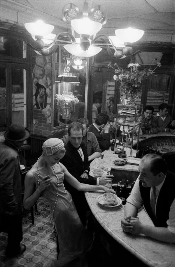 Frank Horvat, Tan Arnold au Chien qui fume, Paris, pour Jardin des Modes, 1957