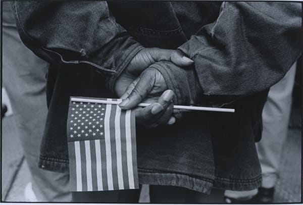Tom Arndt Hands with flag, Chicago Tirage gélatino-argentique moderne réalisé par l'artiste 17,7 x 26,2 cm Dim. papier: 27,5 x 35,3 cm