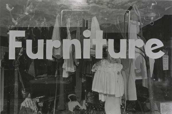 Tom Arndt Furniture, Minneapolis Tirage gélatino-argentique d'époque, réalisé par l'artiste 13,9 x 20,8 cm Dim. papier: 27,9 x 35,3 cm