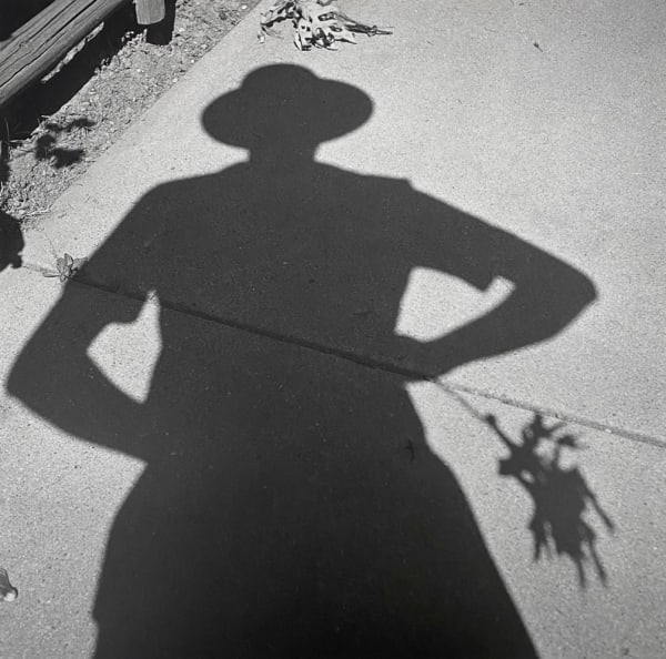 Vivian Maier Untitled, self-portrait Tirage gélatino-argentique, posthume 30.48 x 30.48 cm 12 x 12 in Dim. papier: 50,8 x 40,5 cm