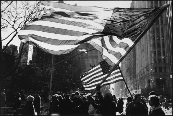 Tom Arndt Two Flags, Freed Iranian Hostage Tickertape Parade, New York City Tirage gélatino-argentique postérieur, réalisé par l'artiste 30,6 x 45,6 cm Dim. papier: 40,4 x 50,4 cm
