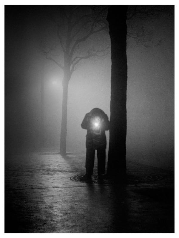 Sabine Weiss Homme allumant une cigarette, Paris Tirage gélatino-argentique postérieur 25,8 x 34 cm Dim. papier: 30 x 40 cm