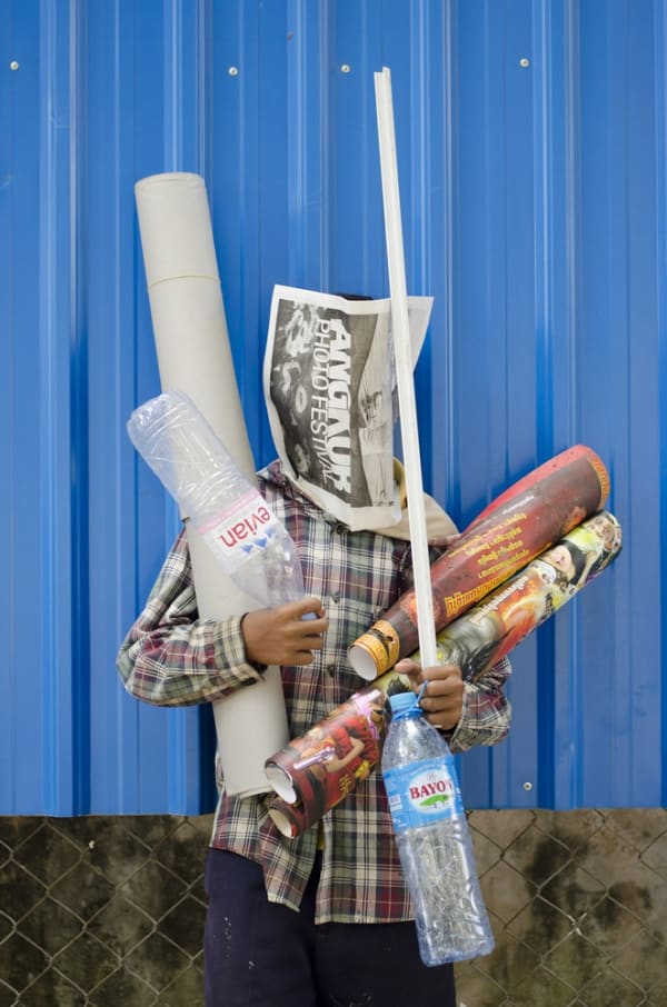 Sophal Neak Hang On #9 Tirage C-Print sur Fujicolor Archive Deep Matte Paper Dim. papier: 100 x 157 cm