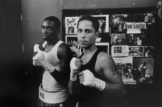 Tom Arndt Two boxers, Gleason's Gym, Brooklyn, New York Tirage gélatino-argentique moderne, réalisé par l'artiste 29,4 x 43,6 cm Dim. papier: 40 x 50 cm