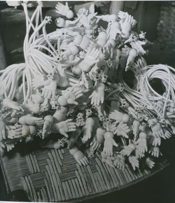 Denise Bellon, Natures mortes, poupées, c. 1930-1940