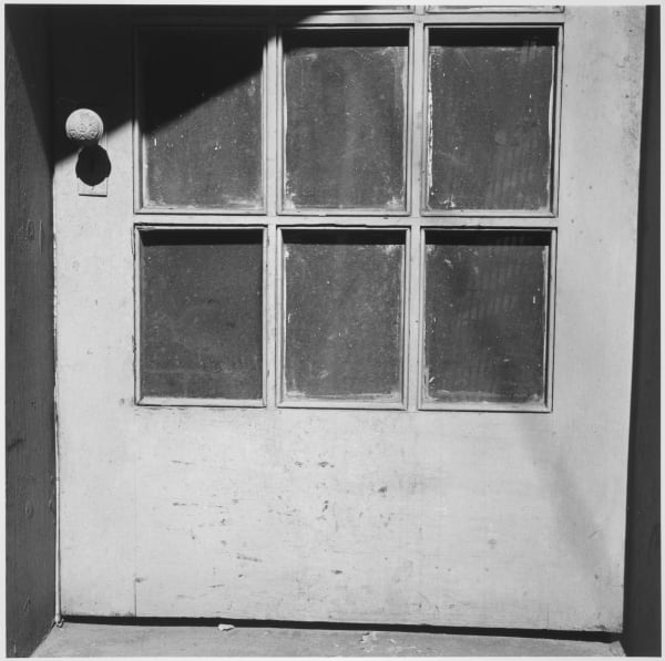 Tom Arndt Doorway, Minneapolis, Minnesota Tirage gélatino-argentique d'époque, réalisé par l'artiste 25,2 x 25 cm Dim. papier: 27,9 x 35,3 cm