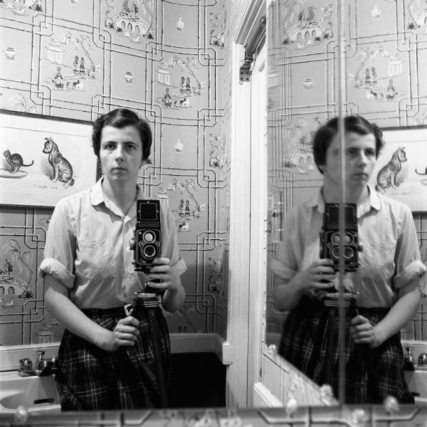 Vivian Maier Self-portrait Tirage gélatino-argentique, posthume 30,4 x 30,4 cm Dim. papier: 40,6 x 50,8 cm