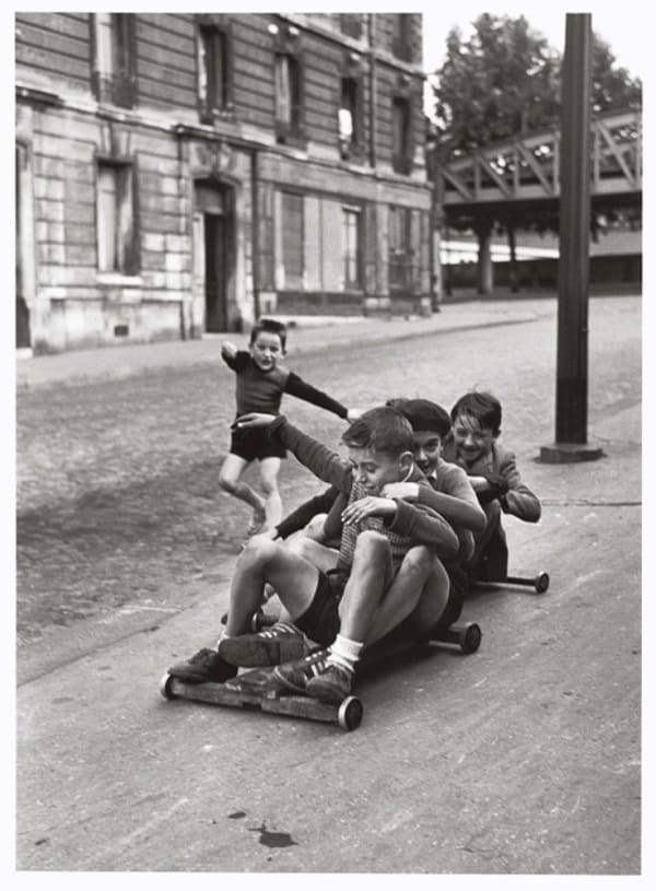 Sabine Weiss Rue Flammand, Paris Tirage gélatino-argentique postérieur 37,3 x 46 cm Dim. papier: 50 x 60 cm