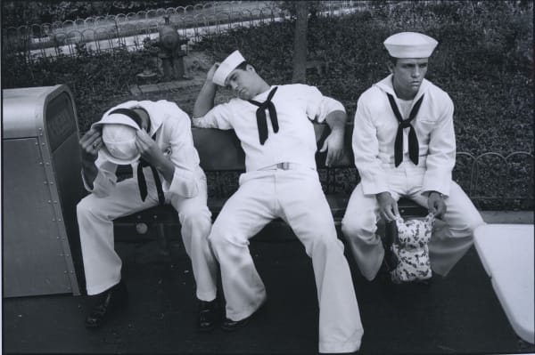 Tom Arndt Three sailors, Great America, Illinois Tirage gélatino-argentique postérieur, réalisé par l'artiste 17,7 x 26,3 cm Dim. papier: 27,5 x 35,3 cm