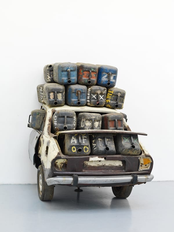 Romuald Hazoumè Elf rien à foutre Matériaux divers 140 x 175 x 180 cm (Hors bidons)