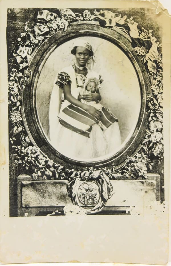 Seydou Keïta Sans titre Tirage argentique d'époque. 9 x 18 cm 3.55 x 7.09