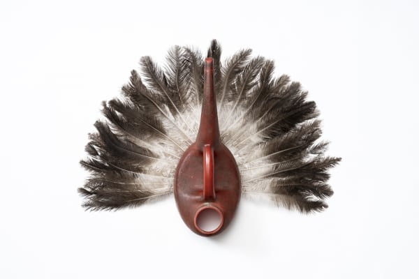 Romuald Hazoumè Carpe rouge Plastique et plumes d'autruche naturelle 53 x 72 x 14 cm 20,8 x 28,3 x 5,5 inches