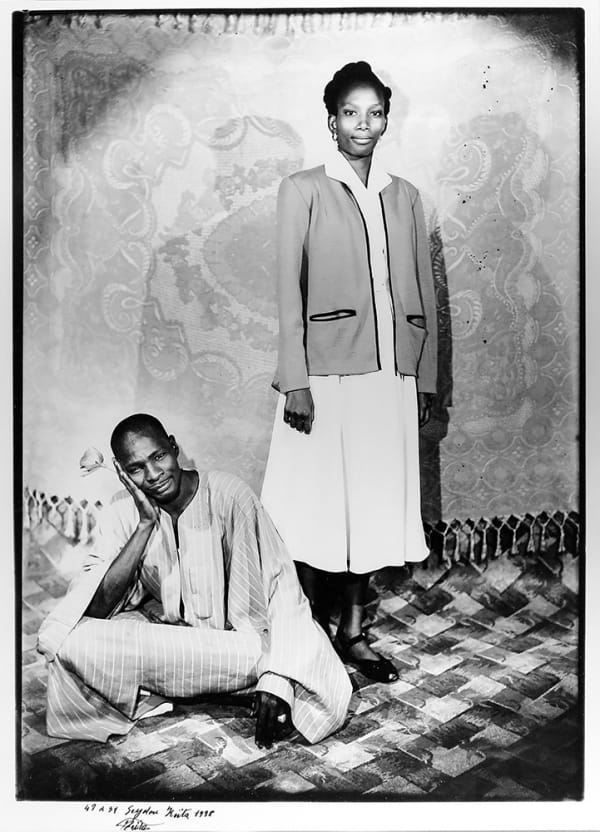 Seydou Keïta Sans titre Tirage argentique Baryte 38 x 53 cm 19,7 x 23,6 inches Dims. Papier: 50 x 60 cm