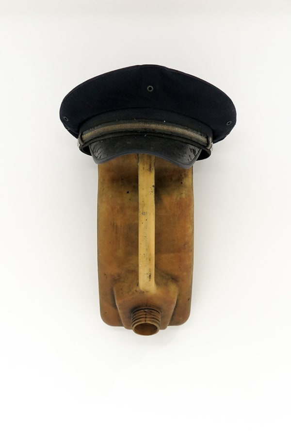 Romuald Hazoumè Major-Q Plastique et casquette en coton. 38 x 25 x 26 cm 14.9 x 9.8 x 10.2 inches