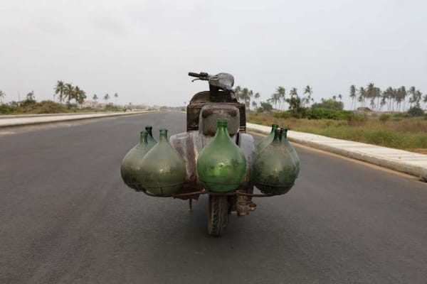 Romuald Hazoumè ZoCooter Métal et verre 200 x 120 x 118 cm 78,7 x 47,2 x 46,4 inches