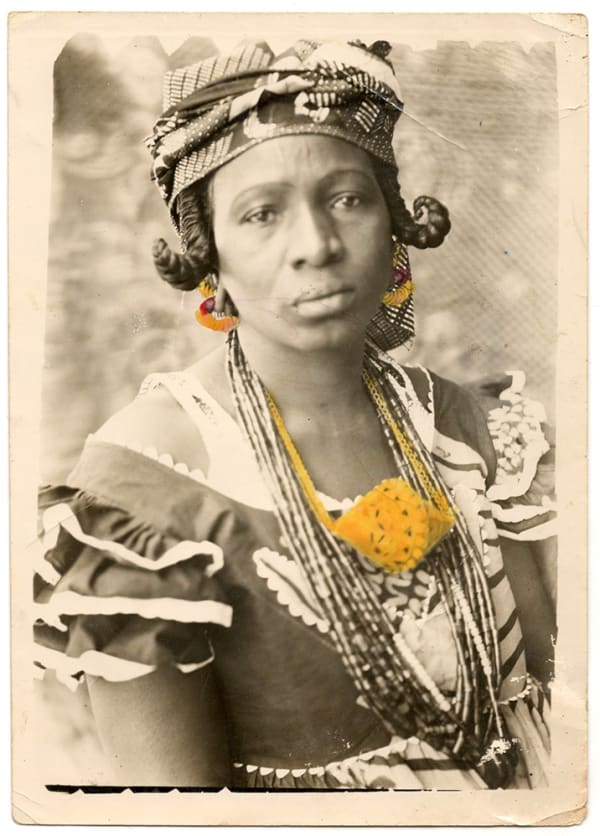 Seydou Keïta Sans titre Tirage argentique d'époque réhaussé. 13 x 18 cm 5.1 x 7 in