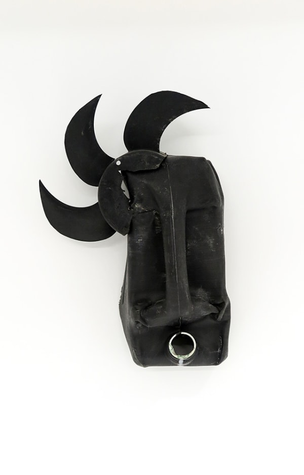 Romuald Hazoumè Terre rare Plastique 38 x 26 x 14 cm 14,9 x 10,2 x 5,5 inches