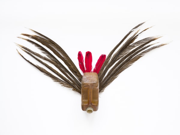 Romuald Hazoumè Trinité Plastique, plumes, cuivre 60 x 110 x 17 cm