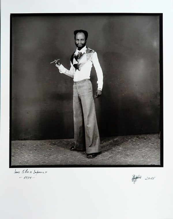 Ambroise Ngaimoko Sans titre (un sapeur) Tirage argentique baryté 36 x 36cm 14,1732 x 14,1732nches Dims. Papier: 40 x 50 cm, 15.7 x 19.7 inches