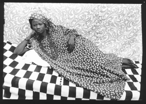 Seydou Keïta Sans titre (Odalisque) Tirage argentique baryté 50 x 60 cm 19,7 x 23,6 inches