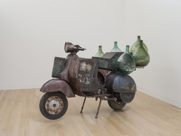 Romuald Hazoumè Bunkely Métal, verre 210 x 100 x 130 cm