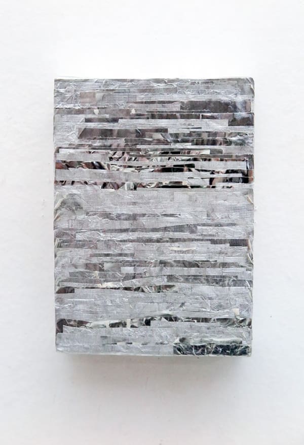 Joël Andrianomearisoa The one before the cast Papier alluminium sur toile 18 x 13 x 4 cm 7 x 5,1 x 1,5 in