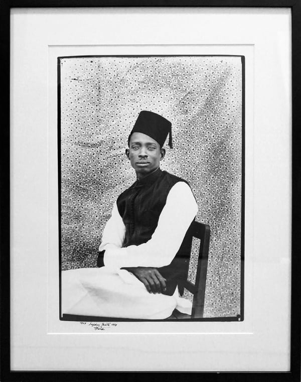 Seydou Keïta Sans titre Tirage argentique Baryte 38 x 57 cm 19,7 x 23,6 inches Dims. Papier: 50 x 60 cm