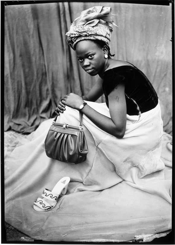 Seydou Keïta Sans titre Tirage argentique Baryte 38 x 54 cm 19,7 x 23,6 inches Dims. Papier: 50 x 60 cm