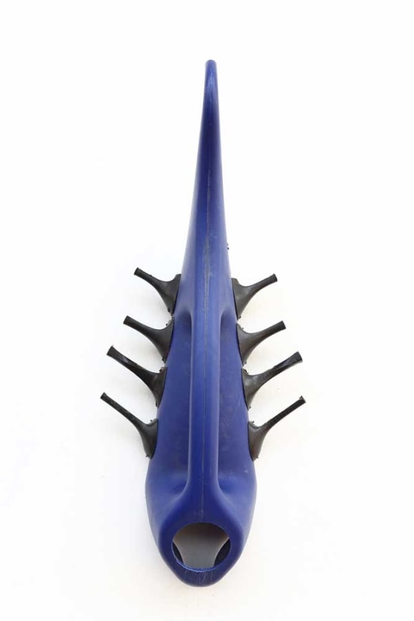 Romuald Hazoumè Mort ou Vif Plastique et métal 62 x 27 x 14 cm