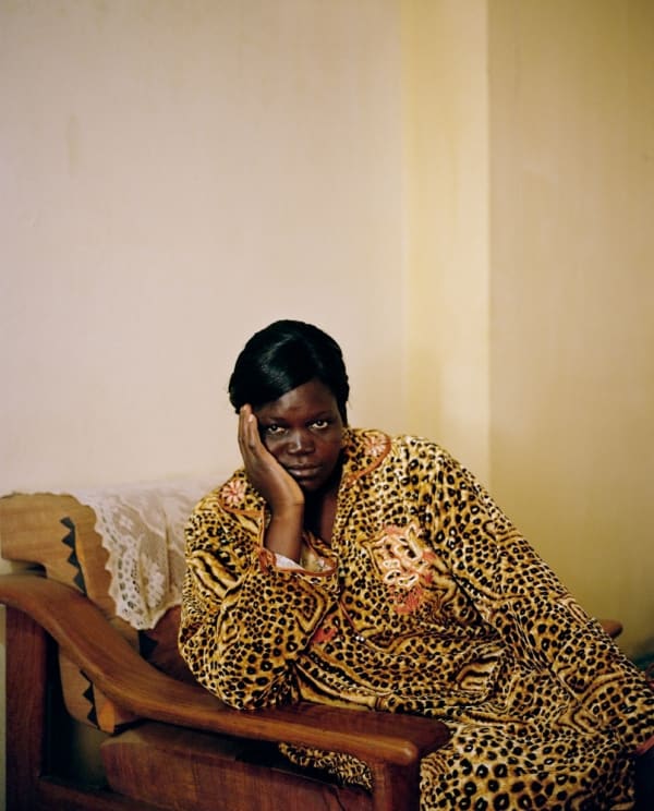 Emilie Regnier Madame Faye, Dakar Impression jet d'encre sur papier Hahnemühle Photo Rag Ultra Smooth 305 gr 37.5 x 30 cm 14.5 x 11.8 inches Dims. Papier: 40 x 56.7 cm, 15.7 x 22 inches