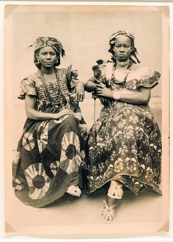 Seydou Keïta Sans titre (deux femmes) Tirage argentique d'époque 18 x 13 cm 7 x 5.1 in