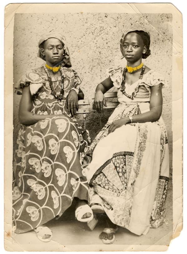 Seydou Keïta Sans titre (colorisé) Tirage argentique d'époque, réhaussé avec encre or 13 x 18 cm 5.12 x 7