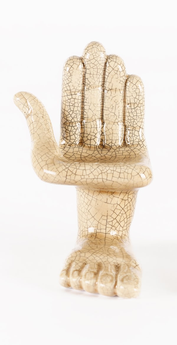 Pedro Friedeberg, "Mano-pie (arena izquierda)", 2022